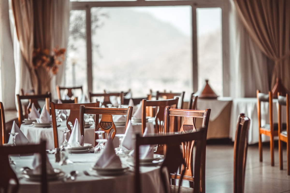 Modernes gut besuchtes Restaurant